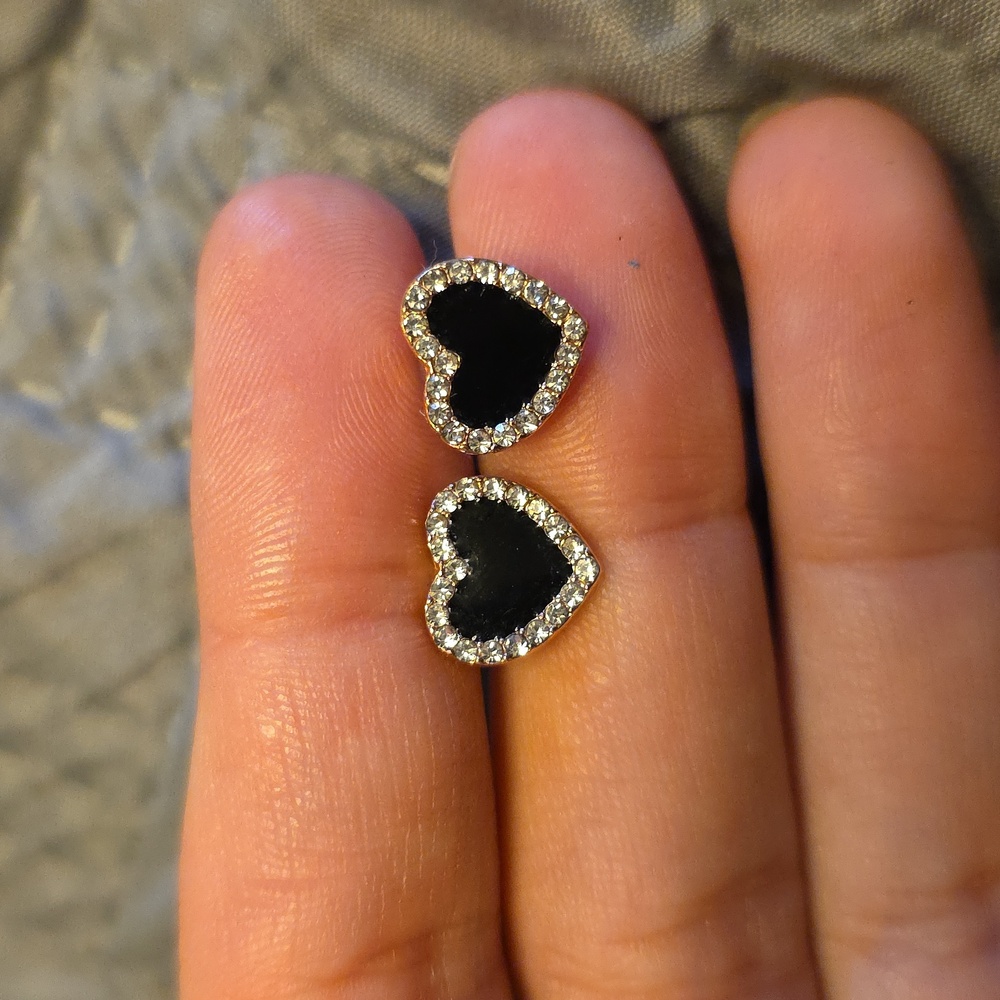 💚5/$20💚Elegant Black Heart Stud Earrings